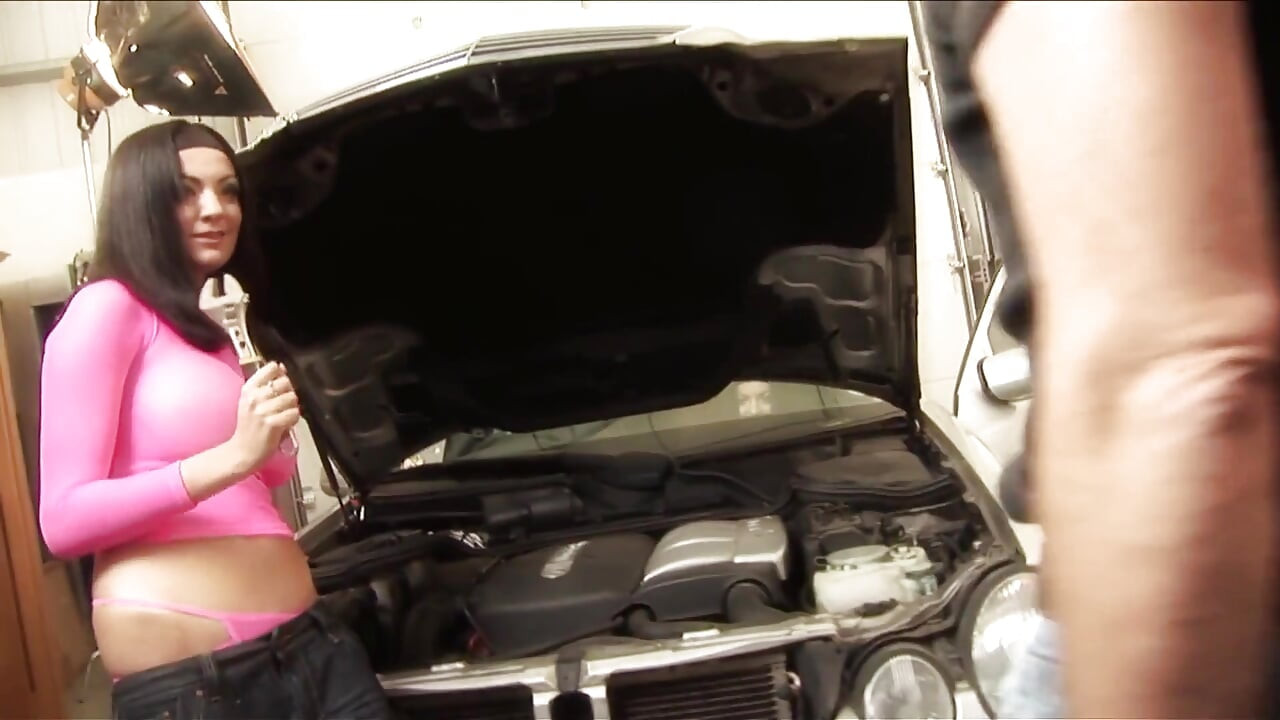 Černý a bílý chlápek šuká pár hnědovlasých děvek