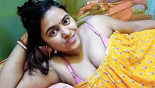 Hintli köylü seks videosu, Hintli kız açık havada köyde üvey erkek kardeşi tarafından büyük memeli baskı