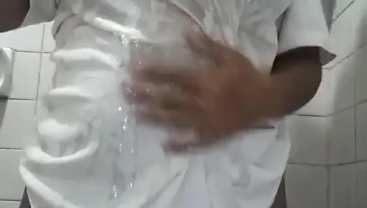 Milf terangsang dengan tshirt basah