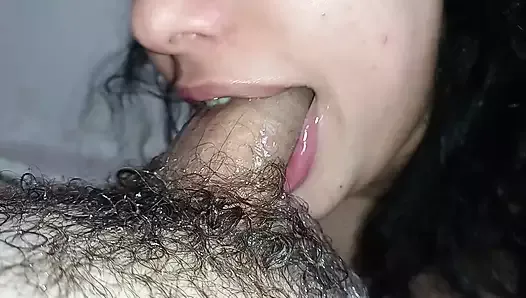 Une bite bien dure dans la bouche, laissant ses yeux arrosés d’avaler tellement de bite