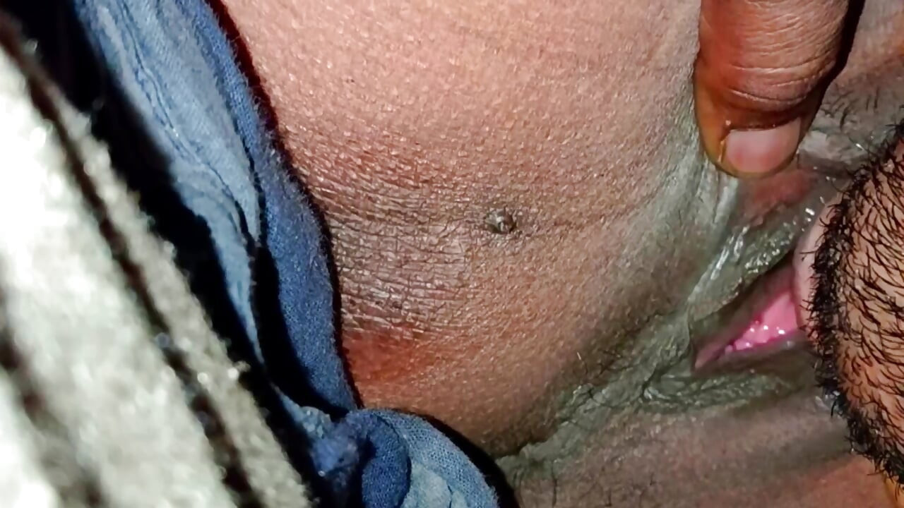 Sister-in-law was hot and showered with water from her. The brother-in-law warmed up with his tongue.