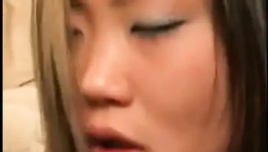 Pelacur Asia memohong untuk disetubuhi dengan kontol besar di memek sempit