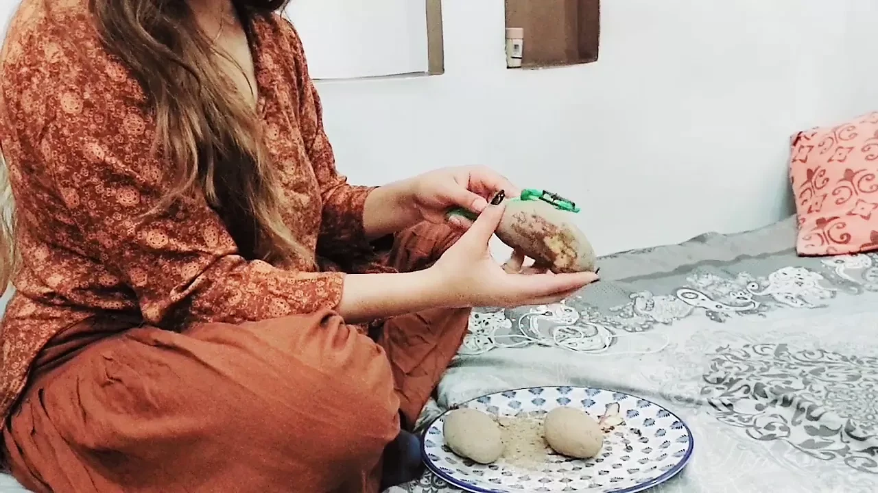 Desi chachi garabar aur choosa jabki spasht hindi diyo ke sath aaloo chhilne