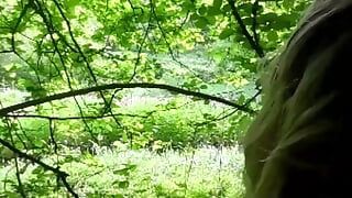 アマチュア女装Kellycd2022セクシーな熟女は白いパンストで森の中で