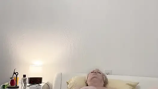 Nenek dientot sama dildo