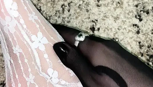 Seksi beyaz çoraplı ayaklarımla oynuyorum