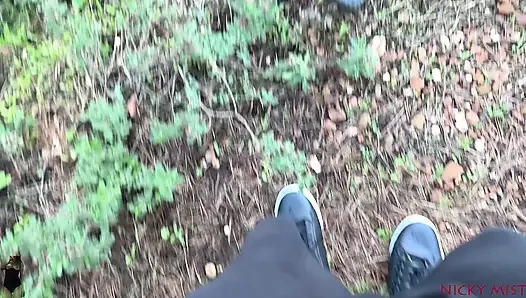Ich Treffe Ukrainisches Mädchen Im Freien Für Einen