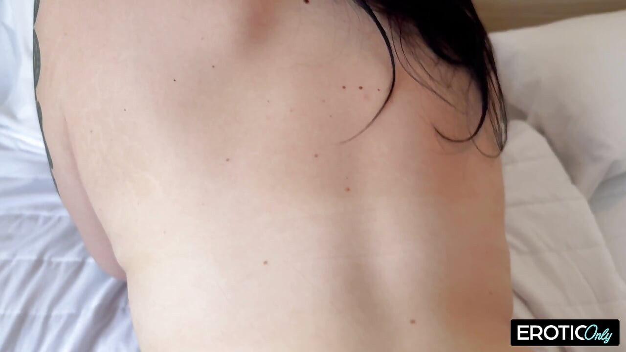 Provocação tatuada sai na praia - depois fodida por estranhos no Hotel