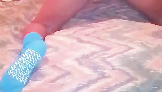 Yeni kostümüm üzerinde tek başına twerk yapıyor