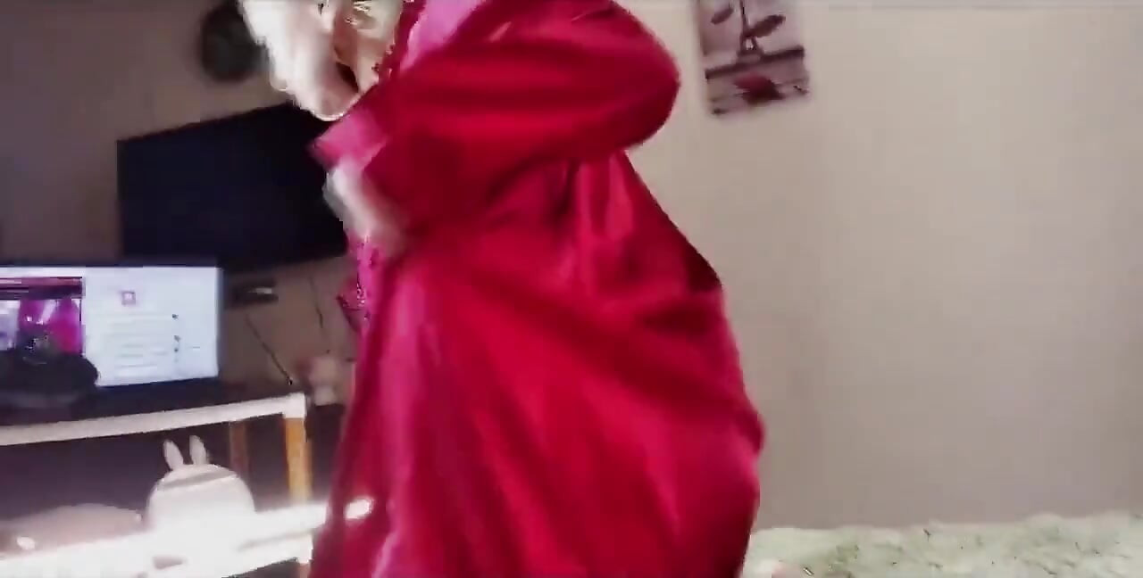 Madura perra Que levanta polla Aimee Milf caliente: roja, negra, cola de caballo y polla en la boca