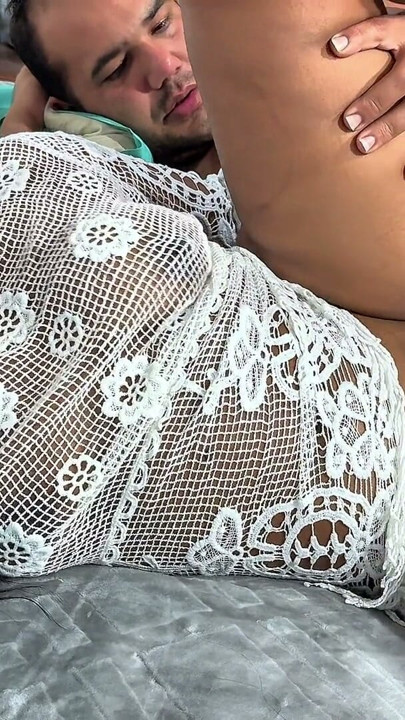 火辣繼女鑽進繼父的床上，他操她直到把精液射滿她體內 | 片段 1