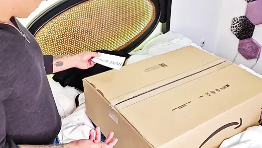 Üvey erkek kardeşim için Sevgililer Günü hediyem. Ona hediye kutusunda götümü verdim!