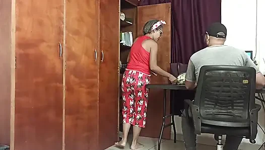 Perjalananku tertunda karena, saudara tiriku, kamu harus masturbasi di depanku. Kontolmu enak banget.