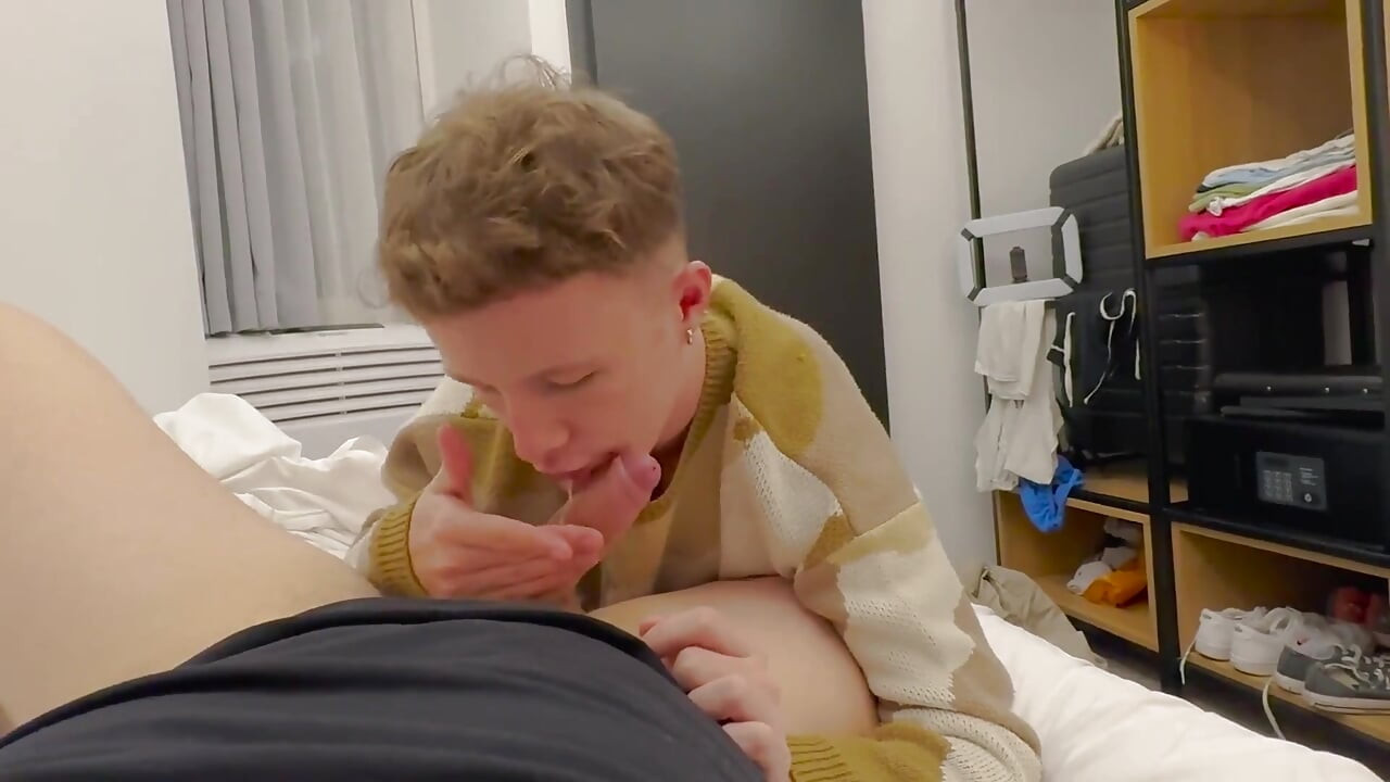 Minik twink benny fox luke catton'dan ateşli bir yüze boşalma alıyor
