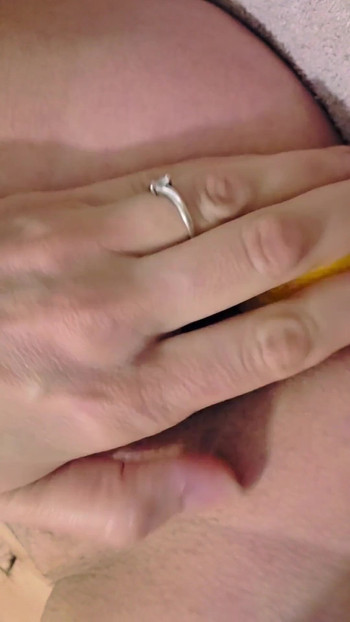 Le fétiche alimentaire pervers d’Ana Liz : elle fourre 2 citrons dans son trou du cul gourmand | Clip 1