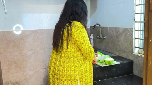 Suddenly I Fucked My Stepmother in Law While She Was Cutting Curry in the Kitchen - Desi Rough Sex
