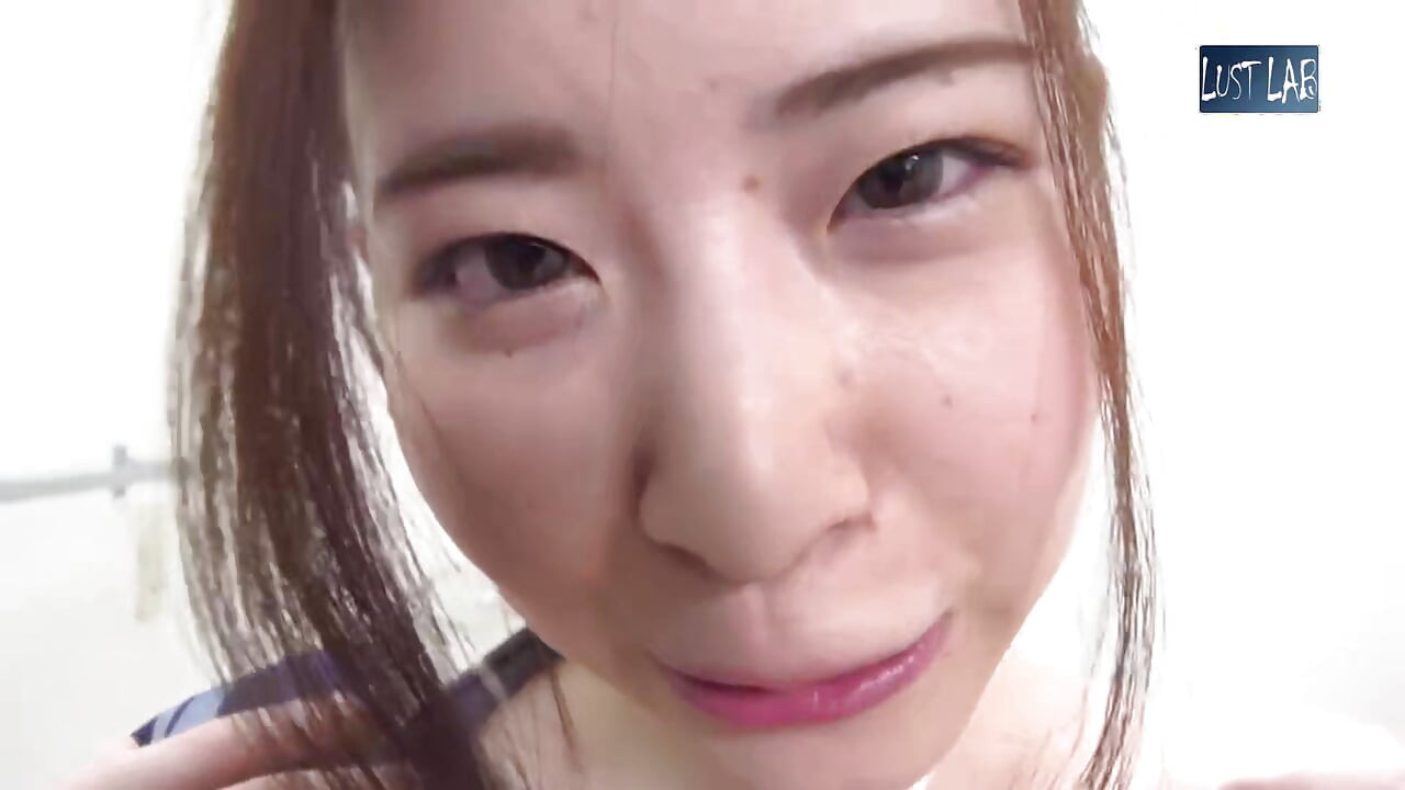 대담한 초대. Braless Tease는 팬티 라인을 깜박이고 장난스러운 열기에 반대하기 위해 열심히 누르고 있습니다. - 2부
