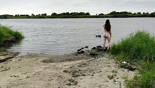 Ich rannte nackt zum Fluss und setzte mich auf den. Es war riskant
