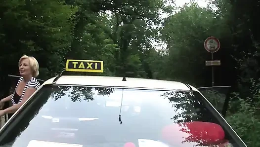 Зрелую немецкую блондинку-домохозяйку с натуральными формами долбят дома No3