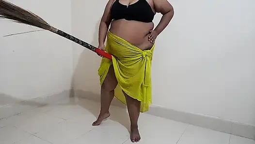 Pembantu india lagi sange berat saat menyapu rumah dan memeknya pakai sapu