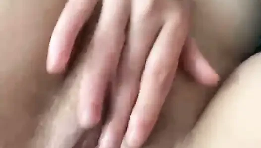 Vanessa18 spielt mit ihrer Muschi