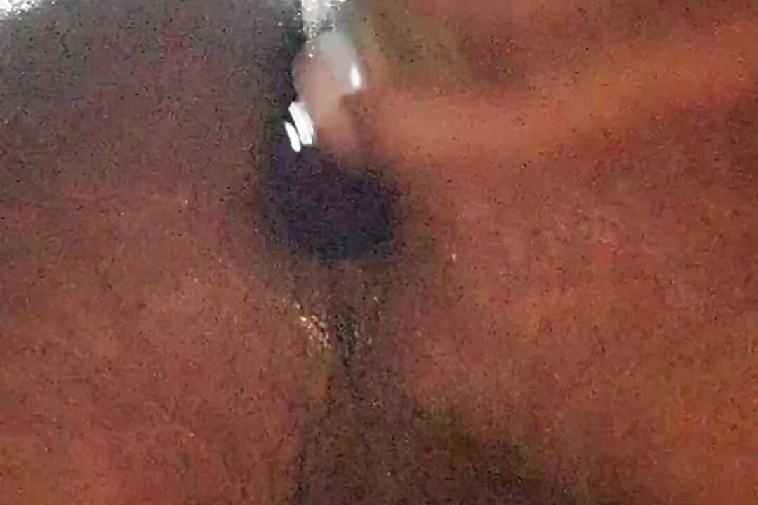 Sperma mi je masturbirala penis i patlidžan mi je ušao u šupak