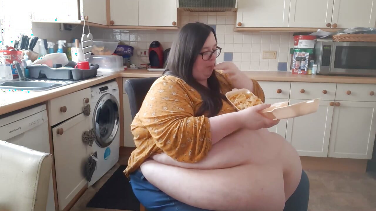 Ssbbw banaam godzilla burger kha rahi hai