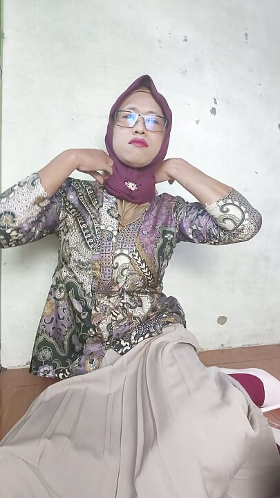 Big Boobies Hijab Shemale Mitha Dildoing Her Asshole