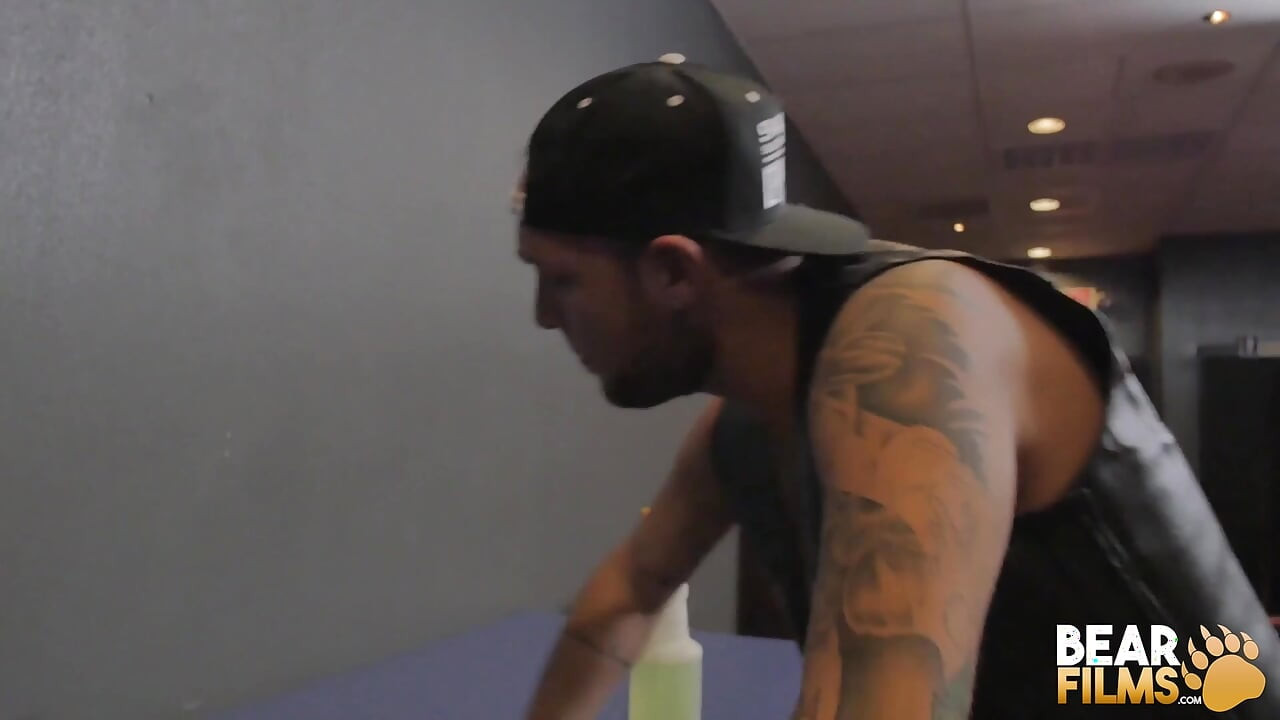 Bearfilms Mišićavi Medvjed Sebastian Sax jeban od Parkera Logana