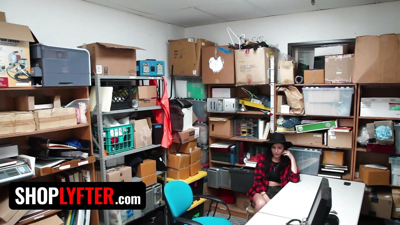 ShopLyfter - Foxy Возмутитель смутьяна Audrey Royal получает огромные камшоты на лицо от двух охранников