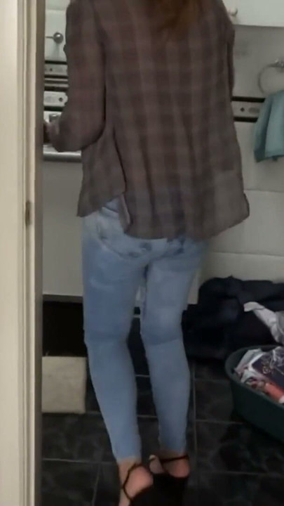 De Stiefsohn vu de Magd macht e geile Cumshot uf em Arsch vu miner Frau, mit de Jeans a | Clip 1