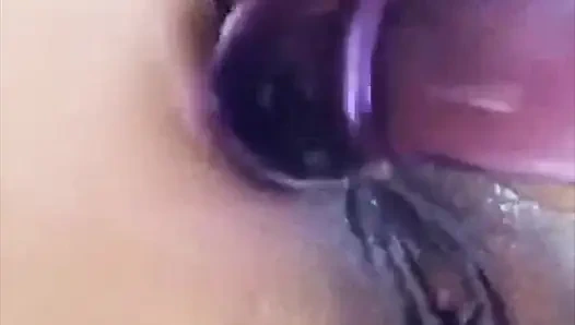 Lela star dehnt ihr enges arschloch, bis ihre muschi nass wird