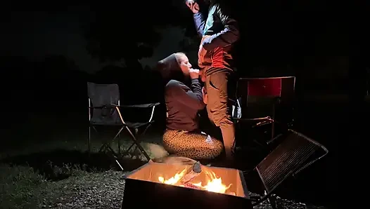 Ehefrau erwischt beim masturbieren auf der öffentlichen toilette, dann am lagerfeuer gefickt