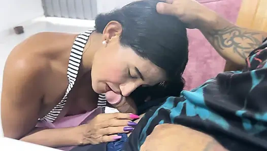 Дик Дварф уничтожает огромную MILF и наполняет её молоком, пока она не брызгает