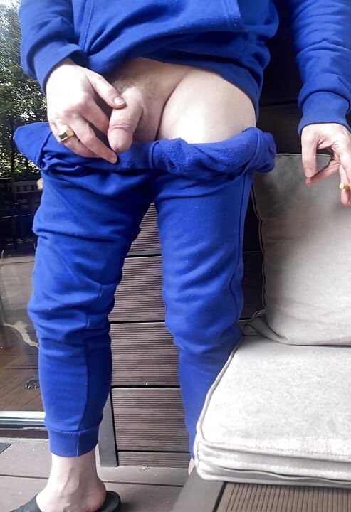 Amatérský chlap chčije na sklenici před svou spolubydlící
