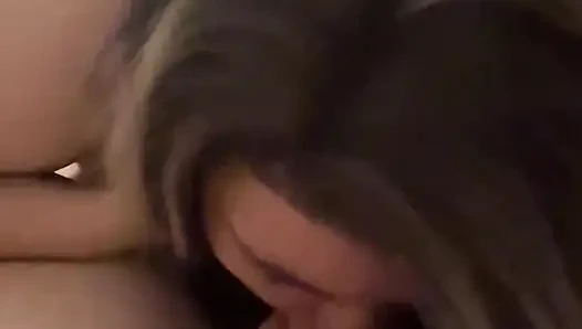 Amatör striptiz yapıyor ve ev yapımı emiyor