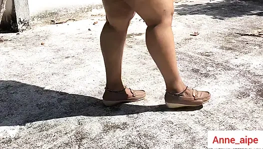 Gadis semok India dengan jaket putih bugil di depan kamera