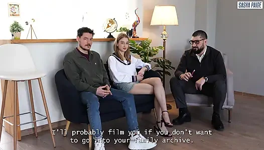 Genç Çekici Eş, Cuckold Erkek Arkadaşının Önünde İki Adam Tarafından Kocaman Penisli Tarafından Sevişti!