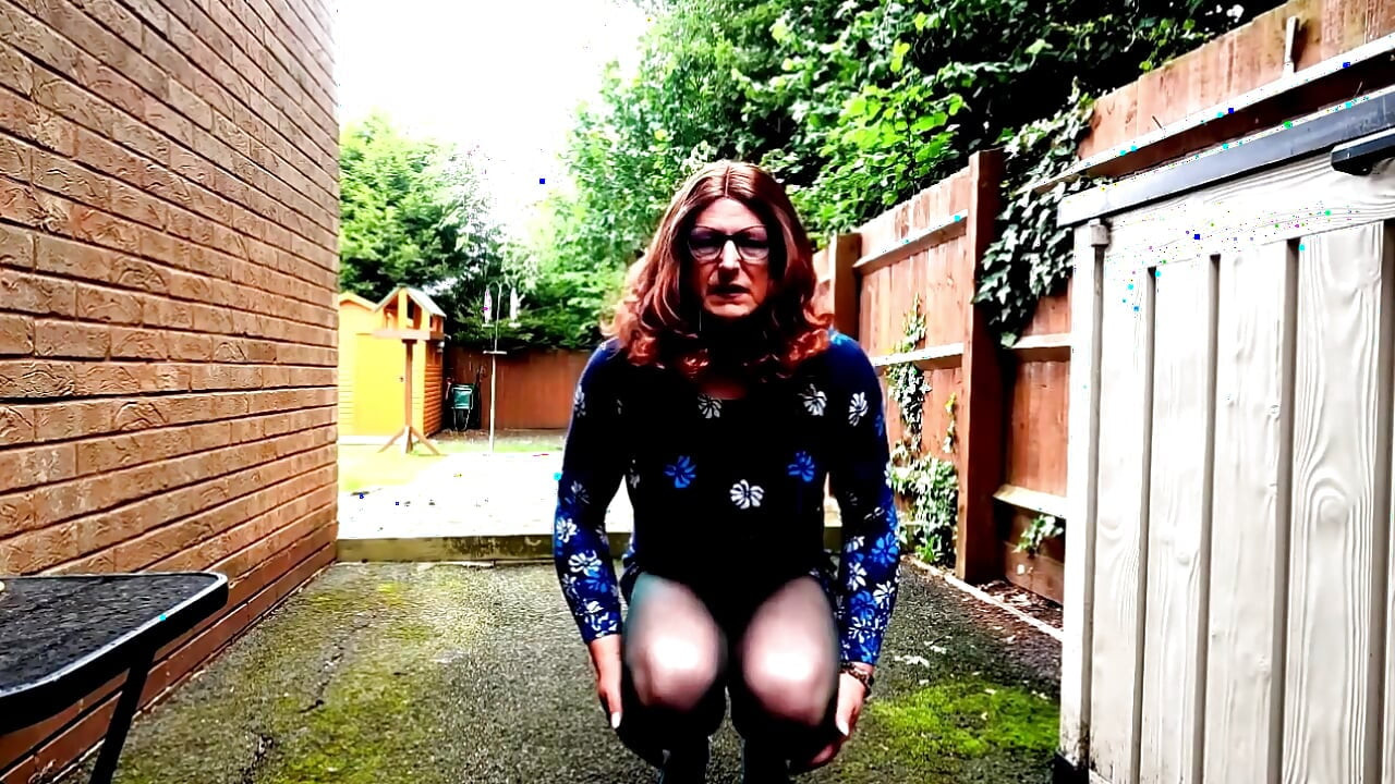 Crossdresser Kellycd2022 u zelenim bešavnim najlonkama