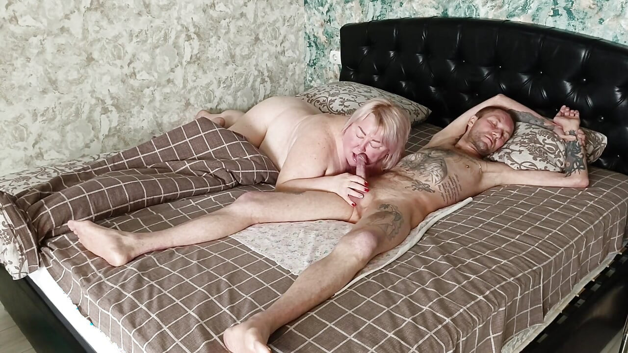 아침 보너를 위해 온 시어머니, 오럴을 해주고 정액 한 입을 따먹어