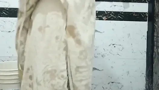 Priya bhabi ateşli vücut gösterisi