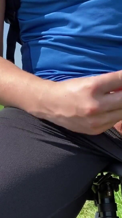 Zapanjujući trenutak iz "Biciklističke ture u uskim hlačama s tvrdim kurcem"