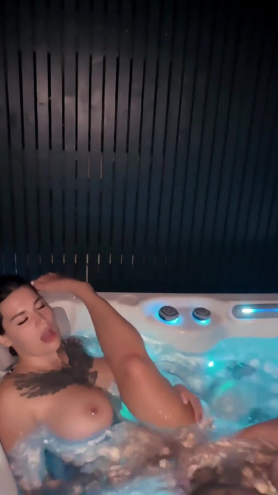 Cewek-cewek ini cuma pengen bersenang-senang di bak mandi air panas!