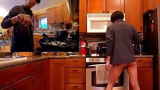 在拍摄 Youtube 烹饪视频时偷偷地在我的订阅者后面赤身裸体屁股