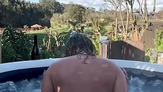 Seks di luar ruangan sama tante seksi rambut pirang di bak mandi air panas - jacuzzi