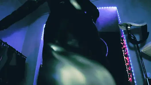 Sahibe eva lateks tam deri fetiş çizmeler domina üniforma bdsm sapık ateşli orta yaşlı seksi kadın