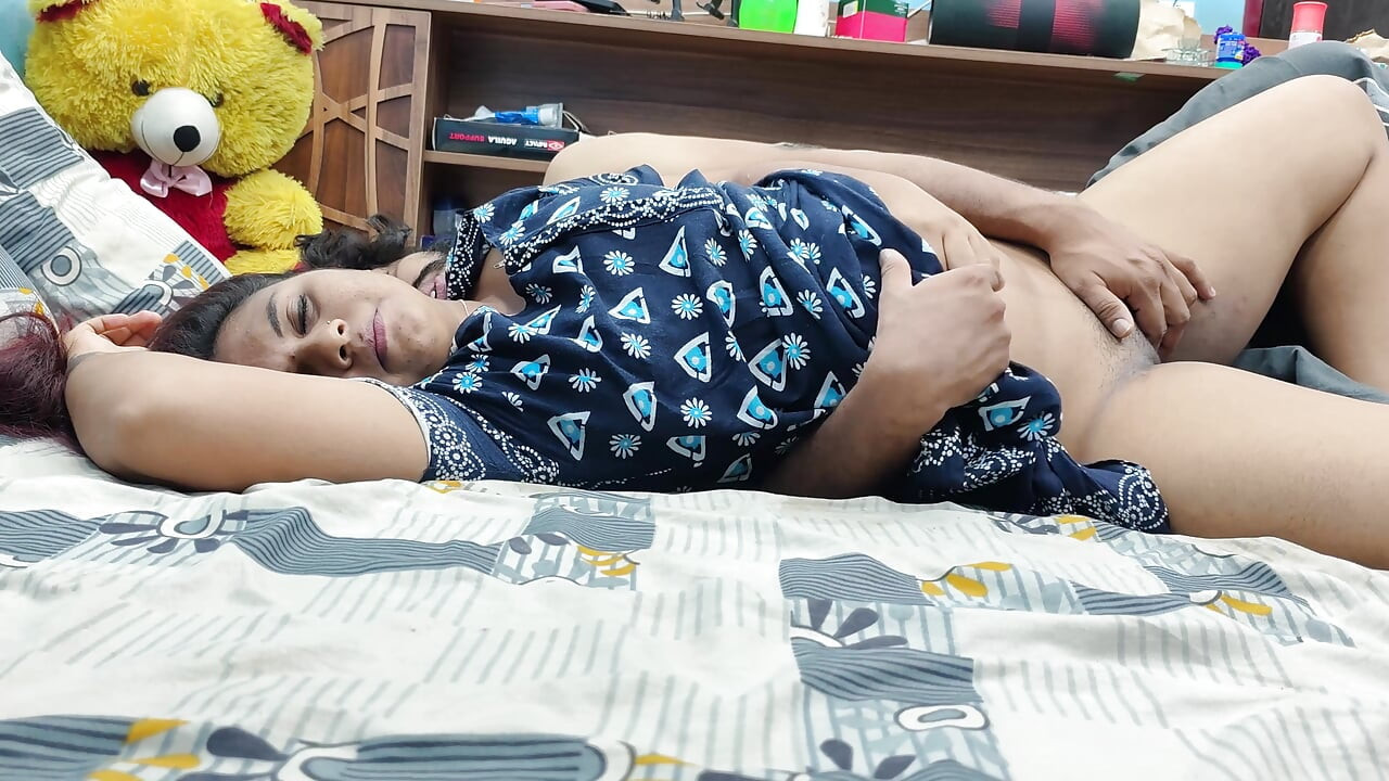 Buceta esfrega buceta lambida e peitos chupam romance em nighty