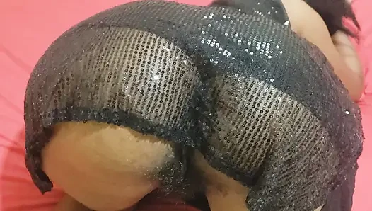 Bück den arsch und schönes ebenholz-schätzchen beugt sich über leckere muschi