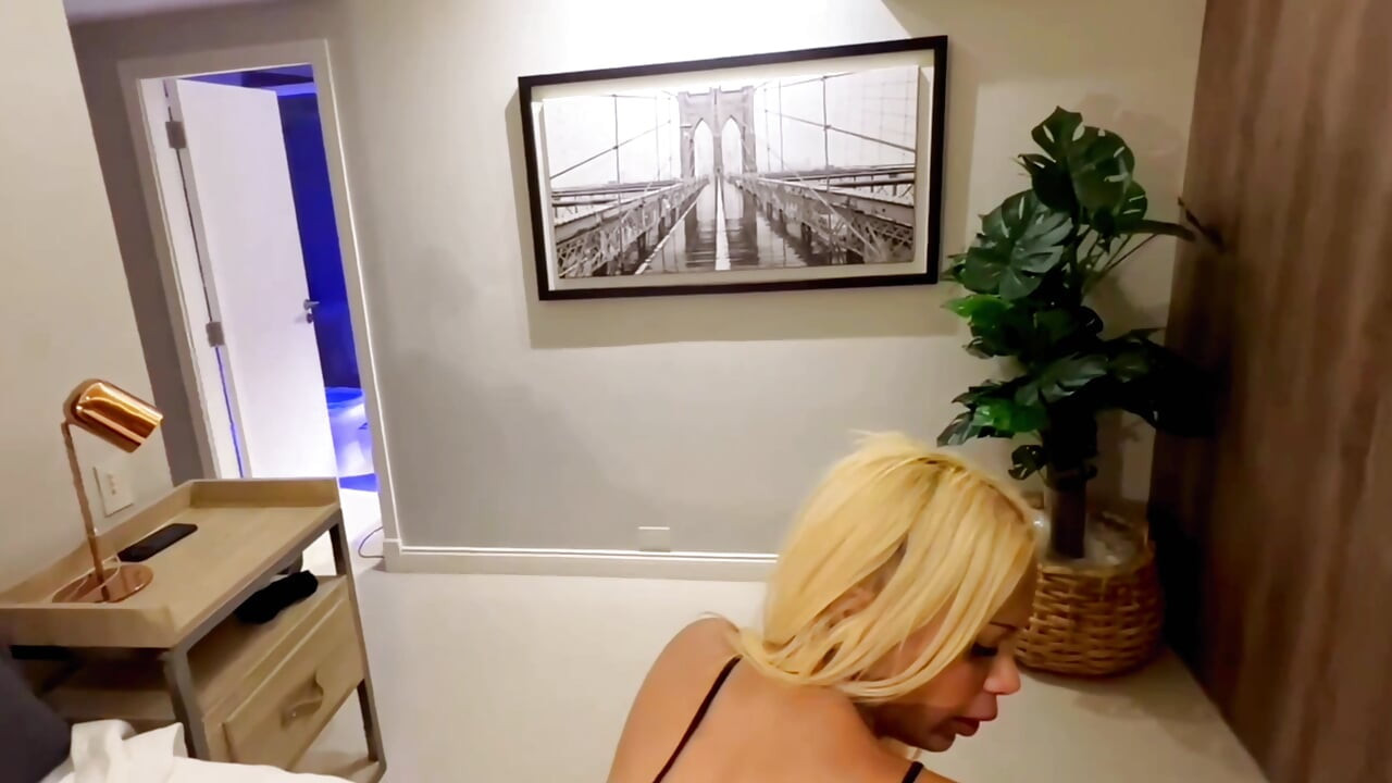 Doamnă blondă cu un vibrator legat într-un apartament de lux - Lana Myers