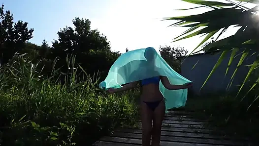 Полу обнаженный танец на планете